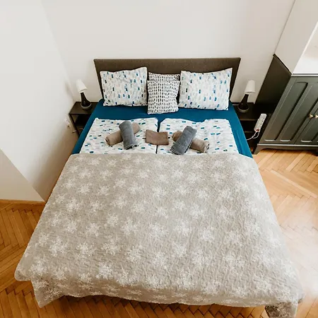 Margaret & Violet - Peaceful Downtown Apartment