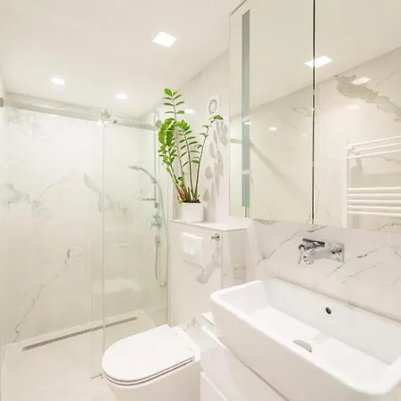 Apartment Andrassy With Free Parking