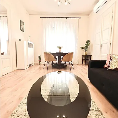 Brand New Parliament Designer Smarthome For 4 Ppl Apartment