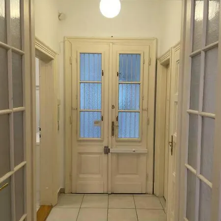 3 Bedroom By The Parliament Apartment *
