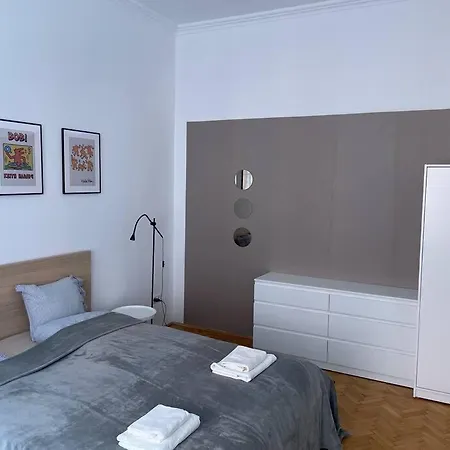 Apartment 3 Bedroom By The Parliament