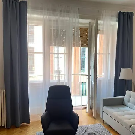 Apartment 3 Bedroom By The Parliament