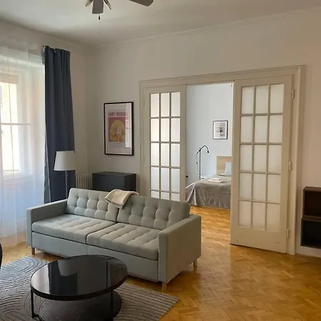 Apartment 3 Bedroom By The Parliament *