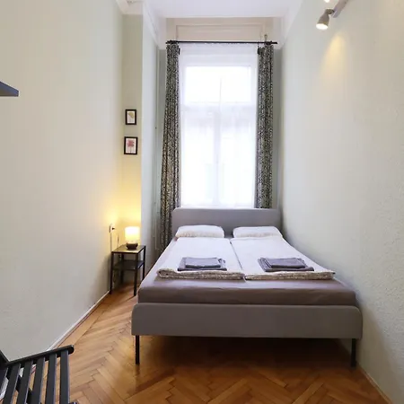 Joseph Boulevard - 3bdr, 2bath, 8ppl Будапешт