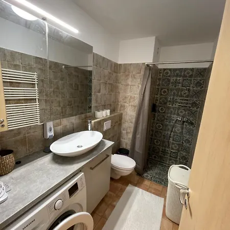 1 Apartment *