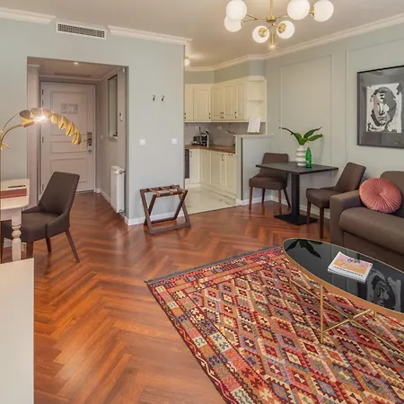 Queen's Court & Otel Budapeşte