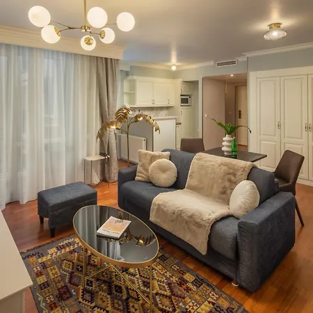 Queen's Court & Otel Budapeşte