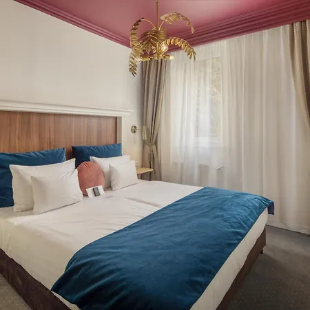 Queen's Court & Otel 5*
