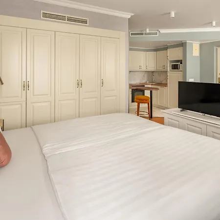 Queen's Court & Otel 5*