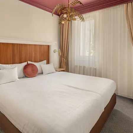 Queen's Court & Otel Budapeşte