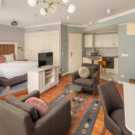 Queen's Court & Otel