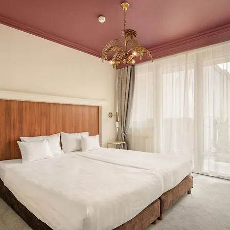 Queen's Court & Otel 5*