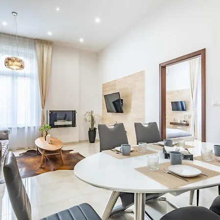 Splendid Perfectly Located Flat With Sauna Appartamento *