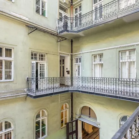 Jozsef-corvin Apartment