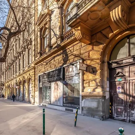 Jozsef-corvin Apartment