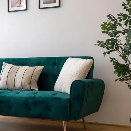 Stylish & Cozy Center By Prestige Homes דירה