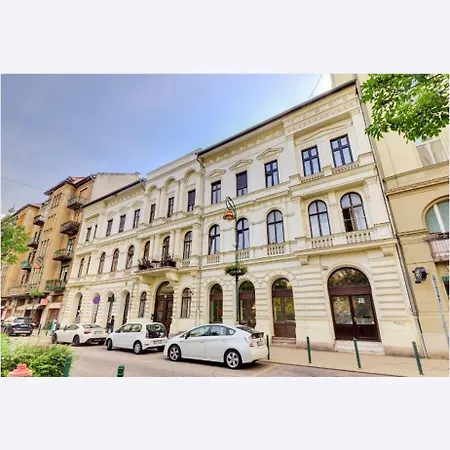 Downtown 5 Bedrooms 4 Bathrooms Raday Stretches Apartment