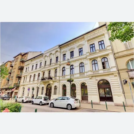 Downtown 5 Bedrooms 4 Bathrooms Raday Stretches Apartment *