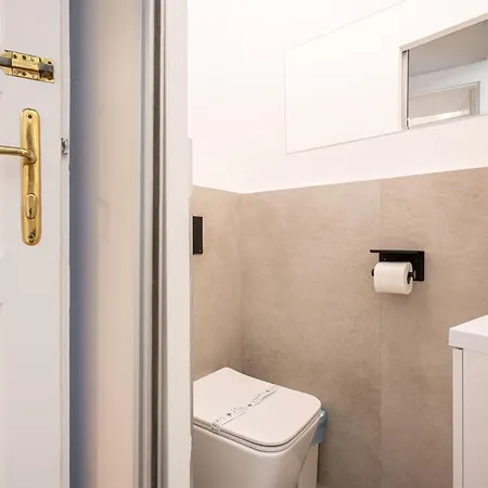 Apartment Crystal Cove 2-bdr Budapest
