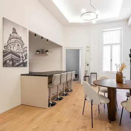 Crystal Cove 2-bdr Apartment