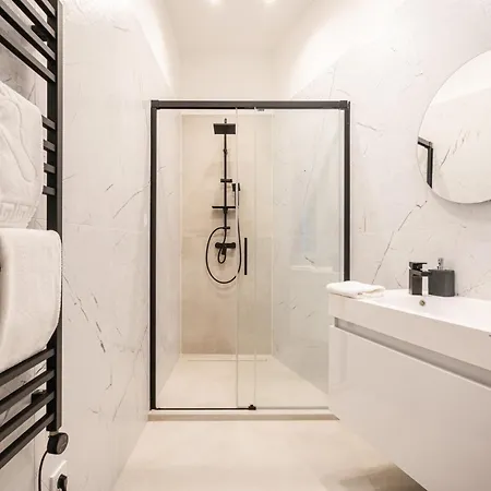 Crystal Cove 2-bdr Apartment Budapest
