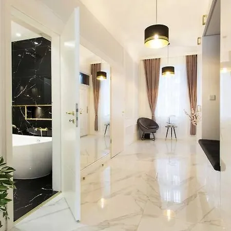 Luxurious King And Queen Bed Park4free Apartment