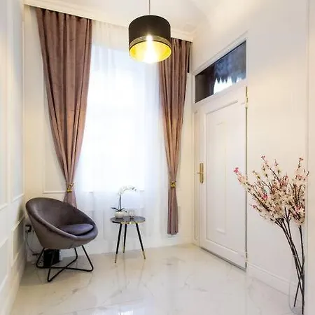 Apartment Luxurious King And Queen Bed Park4free