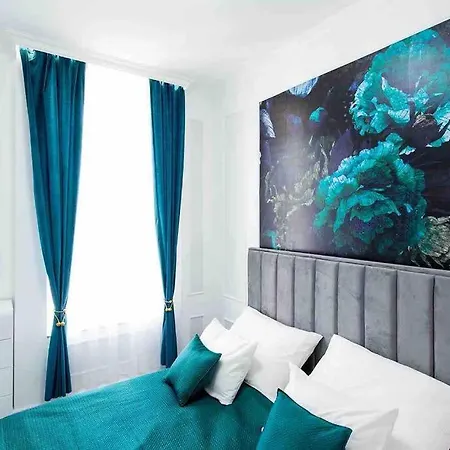 Luxurious King And Queen Bed Park4free Budapest