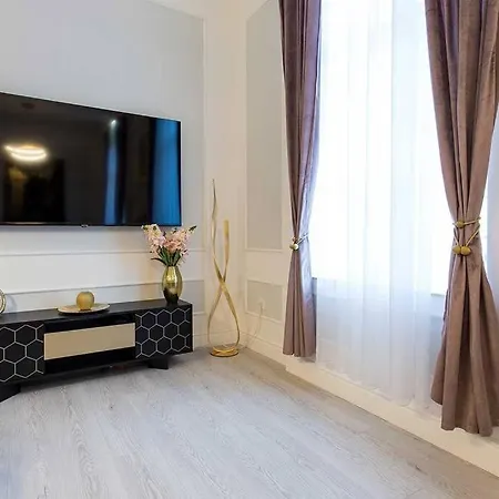 Luxurious King And Queen Bed Park4free * Budapest