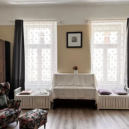 Spacious And Stylish Jokai Apartment *