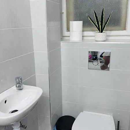Ulloi-0 - 5min To Corvin Negyed, Aldi Habitación en casa particular *