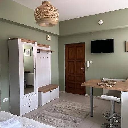 Apartment On Center *