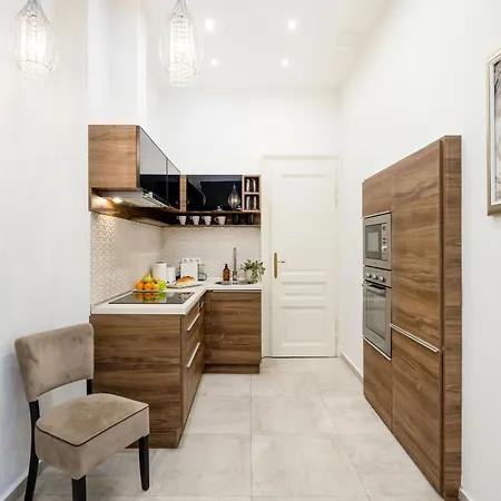 Discover Your Retreat-walk To Parliament Apartment