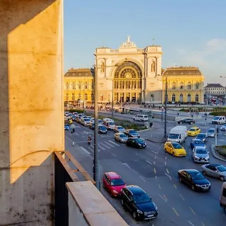 B20 Keleti Sunrise Panoramic Apartment