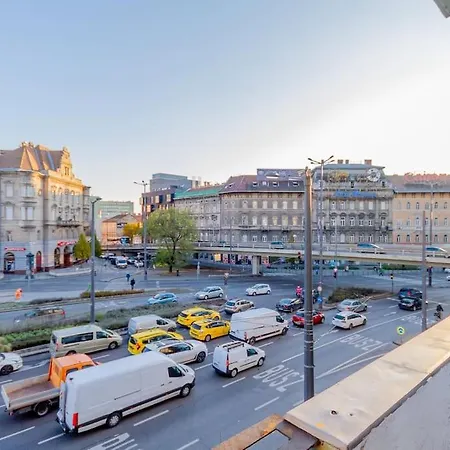B20 Keleti Sunrise Panoramic Apartment *