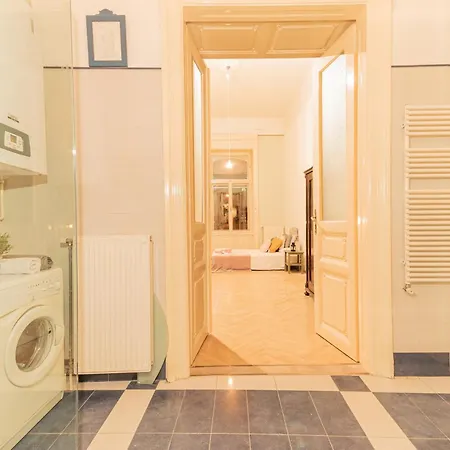 Cozy In The Heart Of Budapest, 5 Bedrooms *