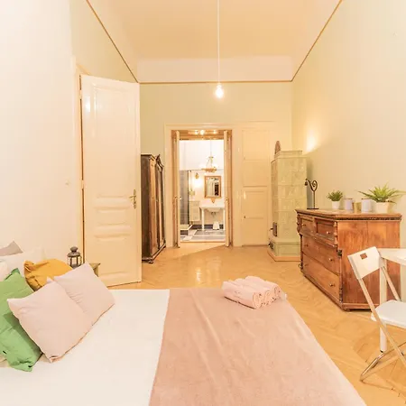 Cozy In The Heart Of Budapest, 5 Bedrooms Apartment
