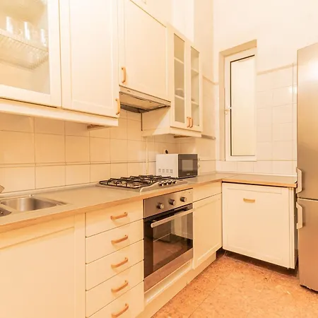 Cozy In The Heart Of Budapest, 5 Bedrooms *