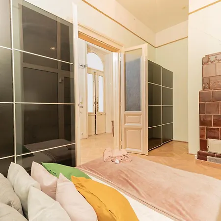 Cozy In The Heart Of Budapest, 5 Bedrooms Apartment *