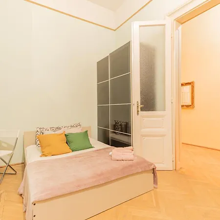 Cozy In The Heart Of Budapest, 5 Bedrooms