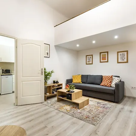Cosy By Stn Apartman *