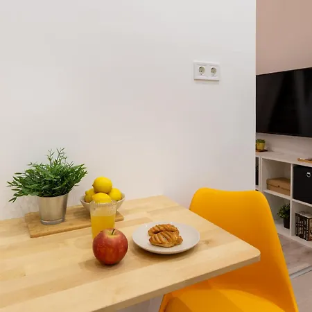 Cosy By Stn Apartman *