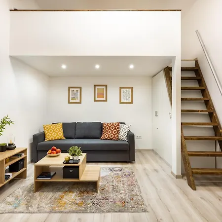 Cosy By Stn Apartman *
