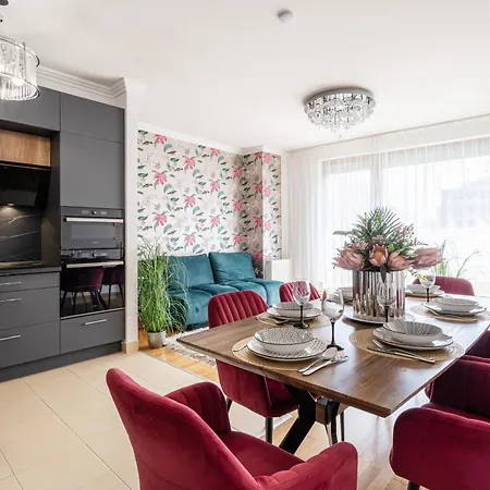 Penthouse Three Bedrooms, Three Balconies With Free Parking In Kiraly Street Apartment