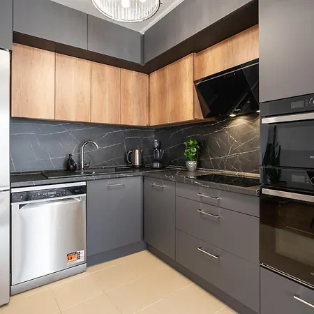 Penthouse Three Bedrooms, Three Balconies With Free Parking In Kiraly Street Apartment *
