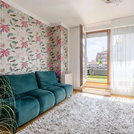 Penthouse Three Bedrooms, Three Balconies With Free Parking In Kiraly Street
