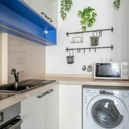 Newly Renovated!!! - Modern 10 Minutes From The Grand Boulevard Apartment