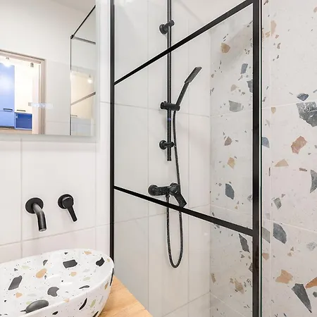 Apartment Newly Renovated!!! - Modern 10 Minutes From The Grand Boulevard *