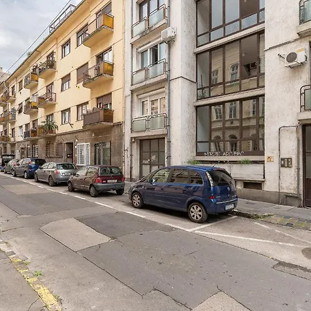 Newly Renovated!!! - Modern 10 Minutes From The Grand Boulevard
