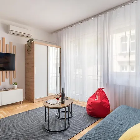 Newly Renovated!!! - Modern 10 Minutes From The Grand Boulevard